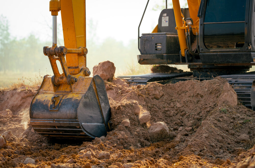 PaRe Garten- und Landschaftsbau Coburg GmbH - Nahaufnahme Eimer Bagger graben den Boden auf der Baustelle